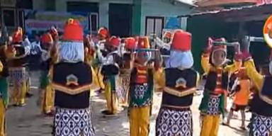 Tari Badui kesenian rakyat tradisional yang berkembang di wilayah Kabupaten Sleman, Daerah Istimewa Yogyakarta.